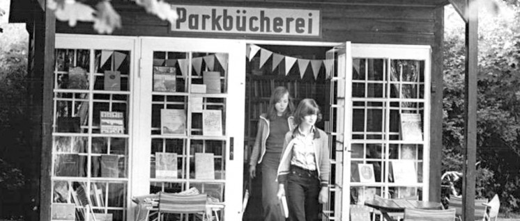 Berlin 1979: Wer wegen des schlechten Wetters nicht in Freibad Pankow gehen kann, sollte vielleicht einmal der Bücherei im Pankower Bürgerpark einen Besuch abstatten. Die Auswahl an Büchern ist gut. Stühle stehen gleich nebenan im Grünen zur Verfügung. (Foto: Bundesarchiv, Bild 183-U0721-0007 / CC-BY-SA 3.0)