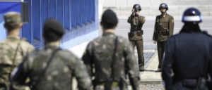 US-amerikanische Soldaten stehen an der Grenze zwischen Süd- und Nordkorea bei einem Besuch Rex Tillersons nordkoreanischen Soldaten gegenüber (Foto: U. S. Army photo by SFC Sean K. Harp)