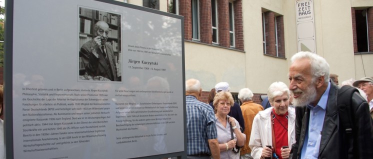 Bei der Ehrung, rechts im Bild der Sohn des Geehrten, Thomas Kuczynski.  (Foto: Gabriele Senft)