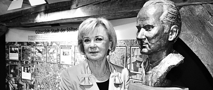 Liz Mohn mit Büste ihres verstorbenen Mannes Reinhard Mohn im Gütersloher Stadtmuseum (Foto: Bertelsmann/Thomas Kunsch, 2010)