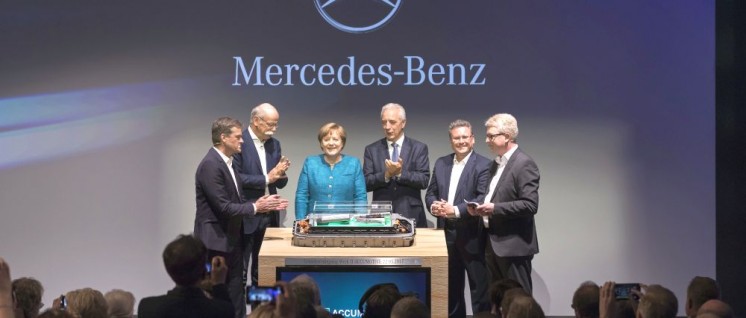Daimler hat die Kanzlerin lieb: An der Grundsteinlegung für eine der größten und modernsten Batteriefabriken der Welt ist mit ihr die Bundesregierung beteiligt. (Foto: © 2017 Daimler AG)