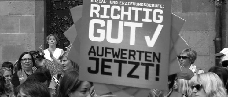 Davor die Streikenden, drinnen niemand: Eigentlich wollte die VKA ihre Mitgliederversammlung im Frankfurter Römer abhalten, verlegte sie dann aber wegen der Demonstration an den Flughafen.