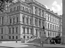 Das heutige Foreign and Commonwealth Office in Whitehall, London (Blick vom St James’s Park). In diesem Gebäude fand 1948 die Sechsmächte-Konferenz statt.