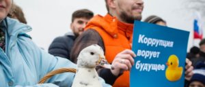„Korruption klaut Zukunft“ – Demonstration gegen Korruption in St. Petersburg (Foto: [url=https://www.flickr.com/photos/fsadykov/33512987552] Farhad Sadykov[/url])