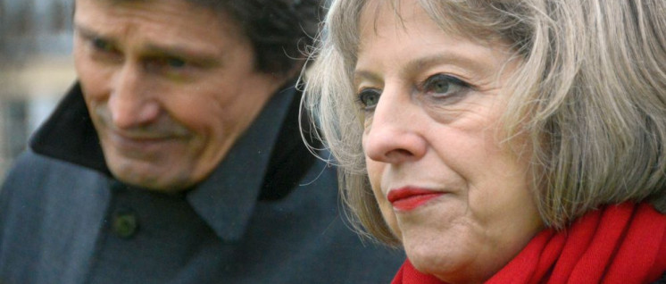 Theresa May: Innenpolitisch angegriffen, schlägt sie außenpolitisch um sich. (Foto: [url=https://www.flickr.com/photos/surreynews/15929477752]Surrey County Council News[/url])