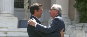 Der verlorene Sohn ist heimgekehrt: Ministerpräsident Alexis Tsipras in inniger Umarmung mit dem Präsident der Europäischen Kommission, Jean-Claude Juncker. (Foto: European Union, 2016)
