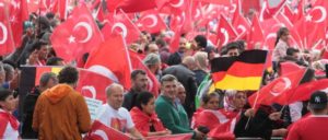 Türkische Fahnen auf der Kundgebung für Erdogan im Juli 2016 in Köln-Deutz. (Foto: [url=https://www.flickr.com/photos/andreastrojak/28573217572] Andreas Trojak[/url])