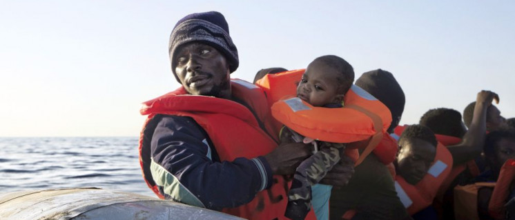 Das Sterben geht weiter: Letztes Wochenende sind im Mittelmeer erneut Flüchtlinge ums Leben gekommen. Vor der tunesischen Küste starben mindestens 48 Menschen, als ihr Boot sank. Die Antwort der neuen italienischen Regierung: „Schickt sie nach Hause“. (Foto: sea-eye.org)