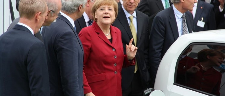 Merkel zeigt Elektromobilität (Foto: [url=https://commons.wikimedia.org/wiki/File:Angela_Merkel_showing_Electromobility.JPG]Rudolf Simon/wikimedia[/url])