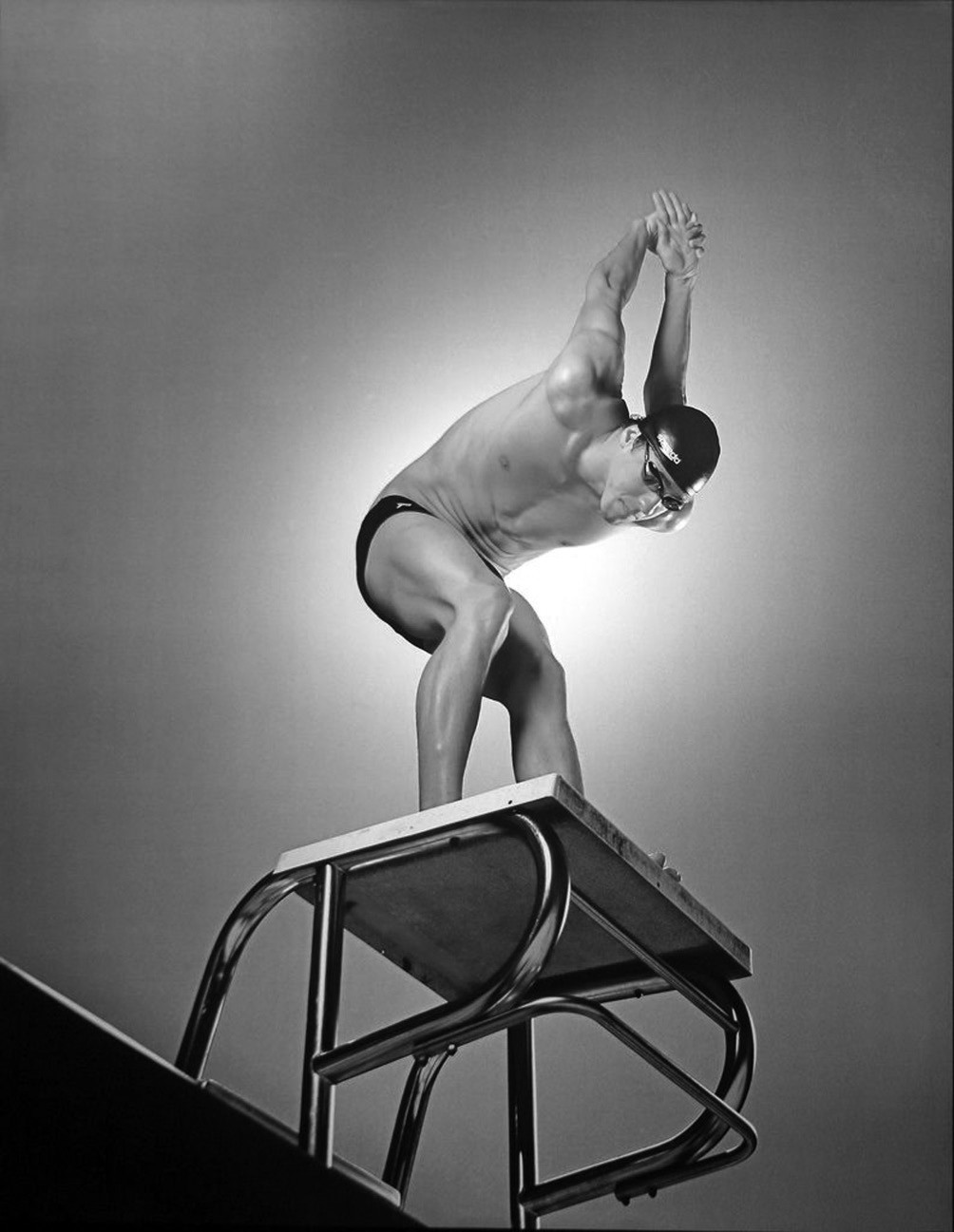 Das Foto von Michael Phelps nahm der bekannte Sportfotograf Walter Iooss 2010 auf. Er schreibt, dass für die Aufnahme das Wasser aus dem Schwimmbecken gelassen werden musste. Gesprungen ist Phelps hoffentlich nicht.