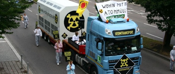„Wohin mit dem Atommüll?“, fragten Aktivisten 2009 in Stuttgart. Klar ist nur, dass nicht die Konzerne, sondern der Staat für die Lagerung bezahlen wird. (Foto: Foto: K. Andrews, Robin Wood/flickr.com/CC BY 2.0)