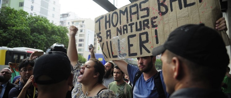 Im Februar 2015 demonstrieren brasilianische Umweltaktivisten gegen den IOC-Präsidenten Thomas Bach. (Foto: Flickr.com, CC BY 2.0)