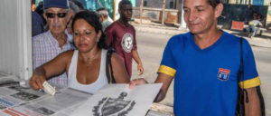 Der Text des Verfassungsentwurfs wurde massenhaft unter der kubanischen Bevölkerung verbreitet. (Foto: Dunia Álvarez Palacios/Granma)