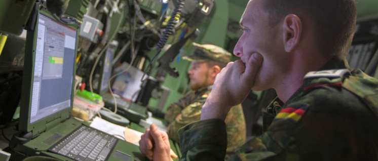 Der Soldat, der am Laptop tötet, ist keine Zukunftsphanatasie mehr. (Foto: Bundeswehr/Jane Schmid)