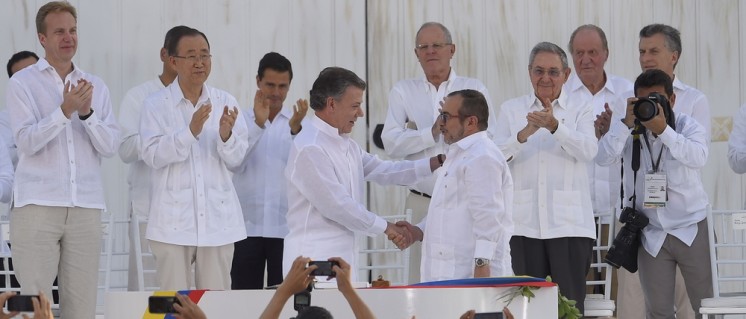 Handschlag zwischen dem kolumbianischen Präsidenten Juan Manuel Santos (li.) und FARC-Anführer Timoleón Jiménez (Foto: Presidencia El Salvador)