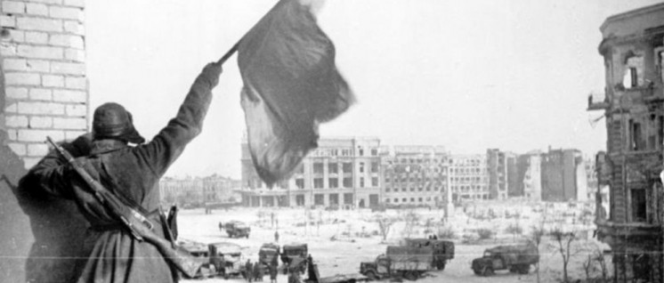 Über dem zentralen Platz in Stalingrad weht die sowjetische Fahne – die Rote Armee hat gesiegt (Ende Januar, Anfang Februar 1943) (Foto: [url=https://commons.wikimedia.org/wiki/File:Bundesarchiv_Bild_183-W0506-316,_Russland,_Kampf_um_Stalingrad,_Siegesflagge.jpg]Bundesarchiv_Bild_183-W0506-316/Wikimedia Commons[/url])