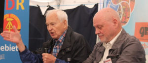 Hans Modrow (l.), hier auf dem UZ-Pressefest 2016, wurde vom Bundesnachrichtendienst bespitzelt. (Foto: DDR-Kabinett Bochum)