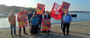 Spaziergang mit Plakaten und Fahnen durch den Hafen von Barhöft (Foto: DKP MV)