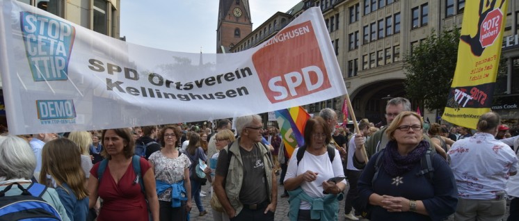 Wer laufen kann, ist auf der Straße. Die SPD-Opposition protestiert in Hamburg gegen TTIP und CETA. (Foto: Tom Brenner)