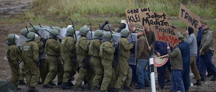 Feldjäger der Bundeswehr üben das Zurückdrängen von Protestierenden (Foto: DSILÜ 2012C_3231 / CC BY 2.0)