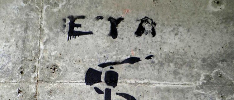 Das Zeichen der ETA in der Nähe von Mendaro, Baskenland (Foto: [url=https://commons.wikimedia.org/wiki/File:Eta_logo_0001.JPG]Joxemai/Wikimedia Commons[/url])