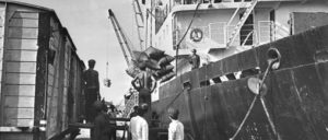 Sowjetische Hilfslieferung nach Ende des Pol-Pot-Regimes (5. November 1979) (Foto: [url=https://commons.wikimedia.org/wiki/File:Soviet_ship_brings_humanitarian_help_to_Cambodia_1979.jpg]Croes, Rob C. / Anefo[/url])