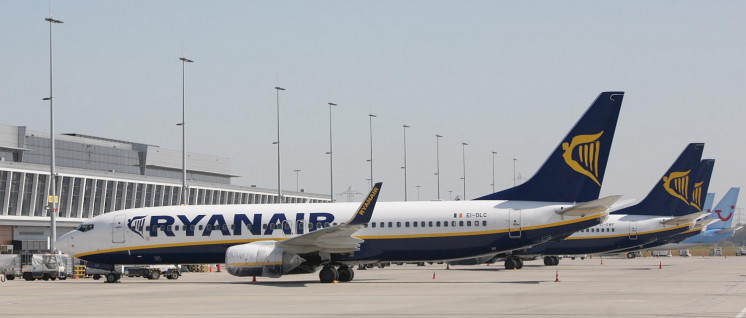 Streikbedingt blieben am vergangenen Freitag 400 Ryanair-Maschinen auf dem Boden. (Foto: [url=https://commons.wikimedia.org/wiki/Category:Aircraft_of_Ryanair?uselang=de#/media/File:Charleroi-Bruxelles-sud-a%C3%A9roport-Christophe-Vandercam.jpg]Christophe Vandercam[/url])