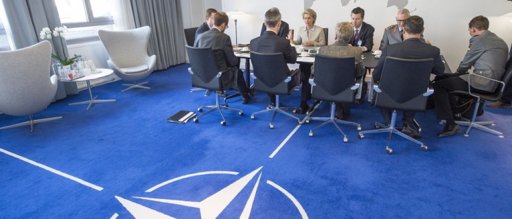 Treffen des NATO-Generalsekretärs Stoltenberg mit der bundesdeutschen Verteidigungsministerin von der Leyen. (Foto: NATO)