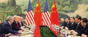 Feindbild China: Nicht erst mit der US-Präsidentschaft von Donald Trump ist die VR China ins Visier der US-Strategen geraten. Vom China-Besuch Trumps 2017 (siehe Bild) bis zum eskalierenden Handelskrieg vergingen nur wenige Monate.  (Foto: The White House)