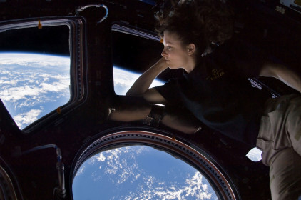 Tracy Caldwell Dyson (USA) in der Kuppel der ISS