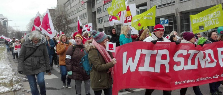 Nach der Streikversammlung beteiligten sich zahlreiche Kolleginnen und Kollegen an einer Demonstration in Stuttgart (Foto: Christa Hourani)