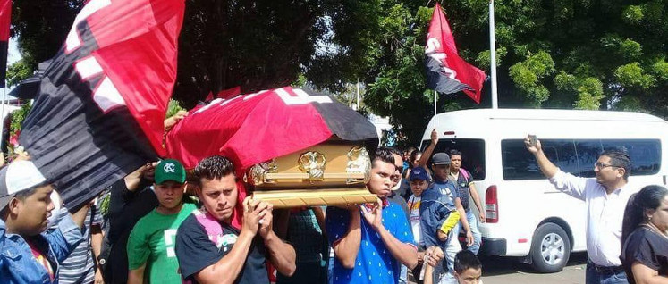 Beim Anschlag auf einen Bus der FSLN wurde ein Mann getötet, seine Beerdigung fand unter großer Anteilnahme statt. (Foto: Juventud Presidente)