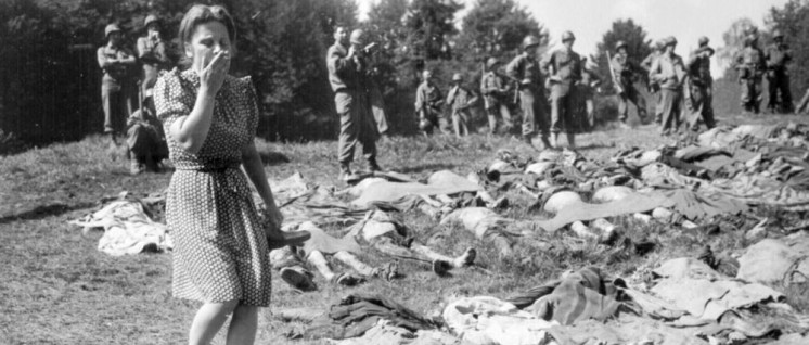 Ermordete und verhungerte Häftlinge aus dem KZ Buchenwald, die im April 1945 auf dem Weg ins KZ Flossenbürg waren, werden auf Befehl US-amerikanischer Truppen exhumiert. Die ortsansässige Bevölkerung musste der Exhumierung beiwohnen bzw. dabei helfen. (Foto: public domain)