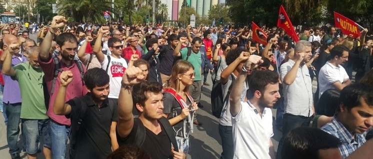 Schweigeminute für die Opfer des Anschlages von Ankara am Dienstag am Bahnhof von Izmir. Überall in der Türkei fanden in den vergangenen Tagen Trauermärsche für die Opfer und Proteste gegen die Regierung statt. (Foto: Sol News Portal)