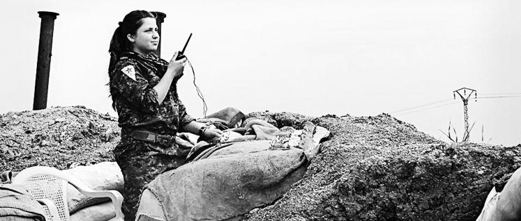 Kämpferin der kurdischen Volksverteidigungskräfte. Mit der Einnahme von Tal Abyad konnten Nachschubwege des IS unterbrochen werden. (Foto: Claus Weinberg/flickr.com/CC BY 2.0)