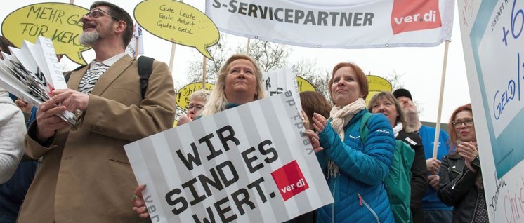 Kolleginnen und Kollegen von Banken am 31. März in Berlin (Foto: Renate Kossmann/ver.di)