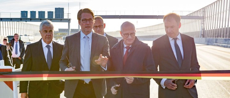 Aus guten Tagen: Verkehrsminister Andreas Scheuer (CSU, Mitte) eröffnet ein Autobahnteilstück.
                          (Foto: BMVI)