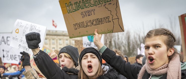 Sie wollten das Klima retten, jetzt rettet die Bundesregierung den Extraprofit.
                          (Foto: Joerg Farys / FridaysForFuture Deutschland / flickr.com / CC BY 2.0)