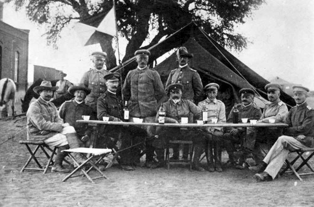 Das Hauptquartier in Keetmanshoop 1904. Sitzend von links: Hauptmann von Lettow-Vorbeck, Hauptmann Bayer, Oberst Trench (brit. Verbindungsoffizier), Generalleutnant von Trotha; stehend ganz links: Oberleutnant von Trotha.