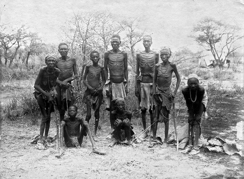 Etwa 1907: Überlebende Herero nach der Flucht durch die Wüste.