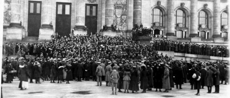 Ansprache eines Mitglieds des Arbeiter- und Soldatenrats am Berliner Reichstag, November 1918 (Foto: Bundesarchiv, Bild 146-1972-038-34 / CC-BY-SA)