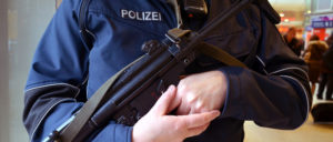 Mit Bürgerkriegswaffen zum Einsatz. Das soll bald Alltag werden. (Foto: [url=https://commons.wikimedia.org/wiki/File:2015-11-18_Bundespolizei_(Deutschland)_in_und_am_Hauptbahnhof_Hannover,_(102)_Polizist_mit_Maschinenpistole_Heckler_%26_Koch_MP5.JPG]Bernd Schwabe[/url])