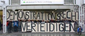 Teilnehmerinnen und Teilnehmer machten vor dem Tagungsgebäude in Düsseldorf deutlich, worauf es ihnen ankommt und welche Befürchtungen sie haben (Foto: Herbert Schedlbauer)