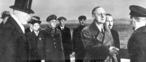 Der Außenminister Nazideutschlands, Ribbentrop, am Flughafen in Moskau am 30. März