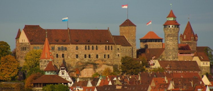 Nürnberger Burg, das Wahrzeichen der Stadt (Foto: [url=https://commons.wikimedia.org/wiki/File:N%C3%BCrnberger_Burg_im_Herbst_von_S%C3%BCdWest_05.JPG?uselang=de]DALIBRI[/url])