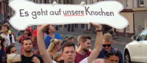 Einen Zwischenschritt erkämpft: Streikende der Unikliniken bei einer Demonstration in Düsseldorf am 23. August. (Foto: Olaf Matthes)
