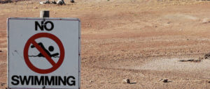 Die Dürre in Australien hat Stau- und Badeseen in Schlammpfützen verwandelt. (Foto: [url=https://commons.wikimedia.org/wiki/File:Drought_Swimming_Hole.JPG]Peripitus[/url])