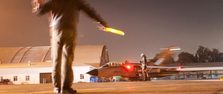 Einweisung des Kampfjets Tornado nach dem Einsatzaufklärungsflug auf die Parkposition im Rahmen der Mission Counter Daesh auf der Air Base Incirlik, am 24.02.2016. (Foto: Bundeswehr/Falk Bärwald)