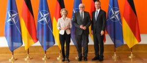 Gemeinsamer Aufrüstungswille: NATO-Generalsekretär Jens Stoltenberg (rechts) bei einem Besuch in Deutschland 2015 mit Frank-Walter Steinmeier und Ursula von der Leyen, den deutschen Ministern für Äußeres und Verteidigung  (Foto: Nato)