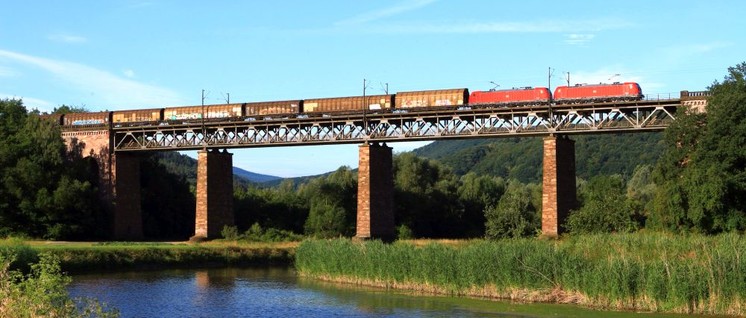 Eine Steigerung des Schienengüterverkehrs von derzeit 18 Prozent auf 25 Prozent auf deutschen Straßen würde etwa 13 Millionen weniger LKW-Fahrten bedeuten. (Foto: Deutsche Bahn AG/Jochen Schmidt)